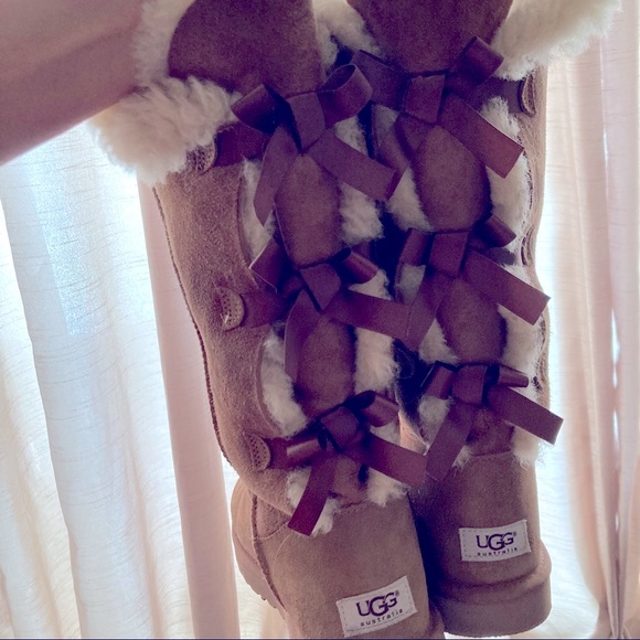 Tall tan classic UGG boots - Picture 2 of 8